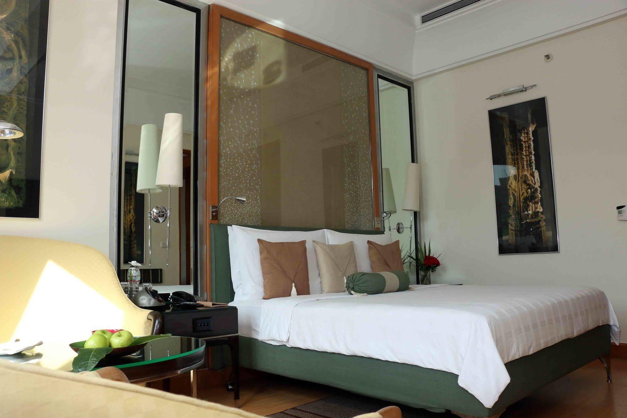 Trident Gurgaon Exterior foto A bedroom at the Taj Bengal